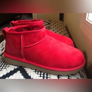 Women’s excellent condition/maybe worn once Size 7 light red Ugg Boots!